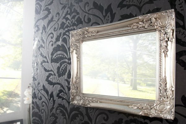 barock spegel-med-silver ram-för-the-wall-med-svart-tapet intressant