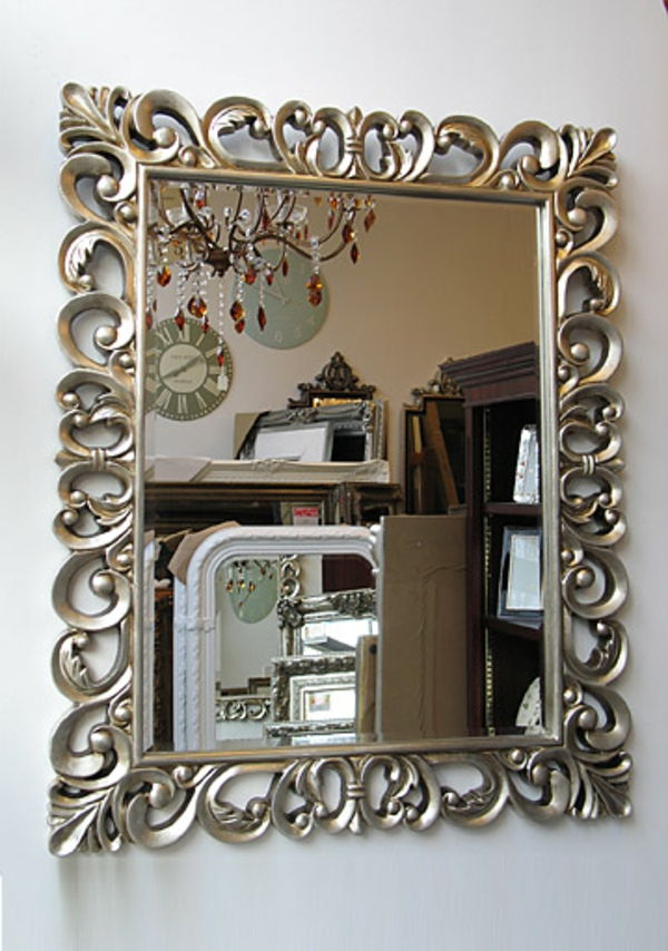 barokowy-lustro-z-srebrną-ramką-elegancko-wygląd-kreatywnie zaprojektowany