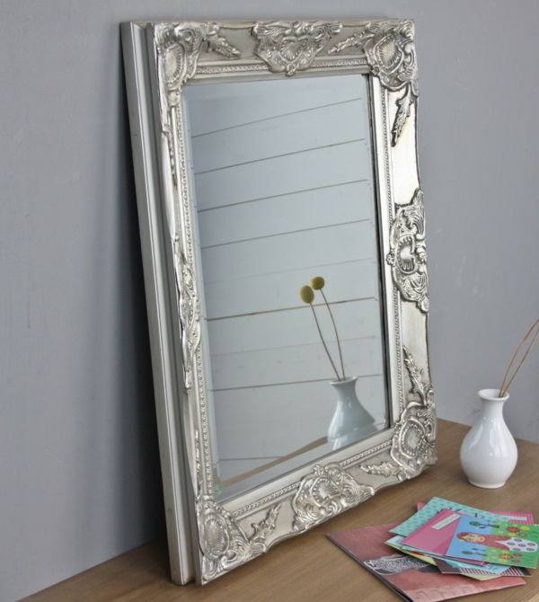 barockspegel-med-silver-ram-stor och vacker-en vas framför den