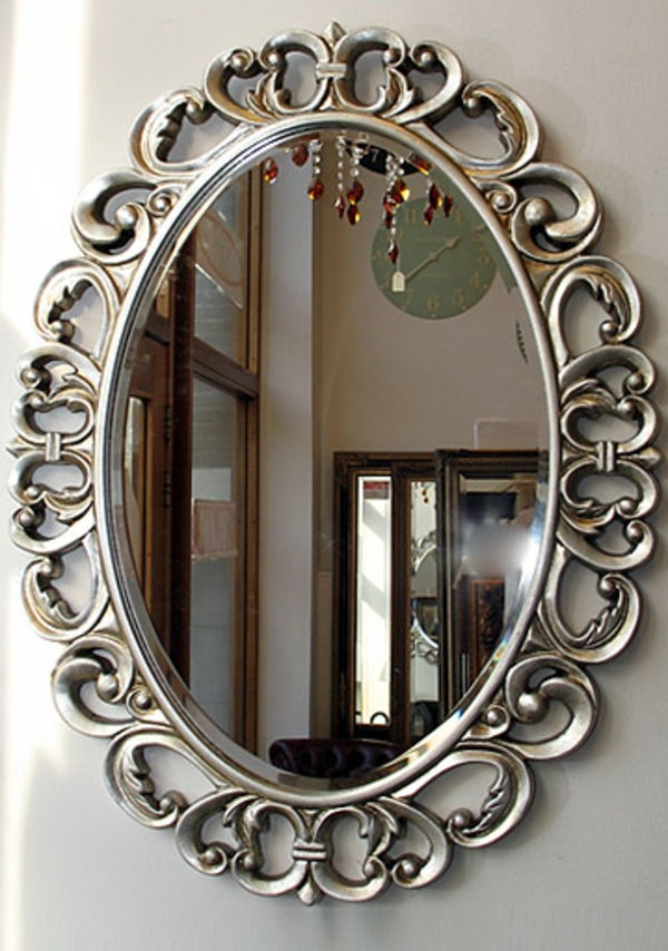 barokowo-lustrzany-z-srebrną ramką-owalnym kształcie-piękny wygląd