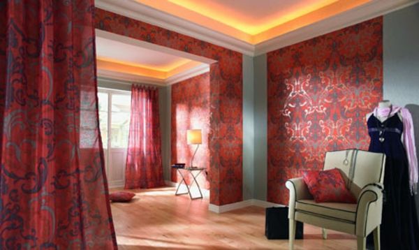 baroko tapetai-raudonos spalvos ir užuolaidos