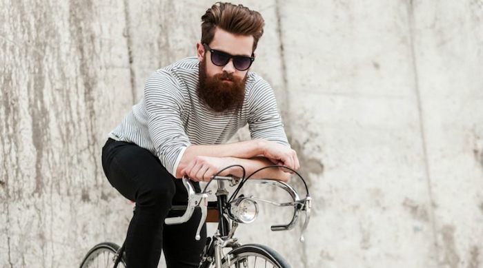 barba de vopsea agent de casa agent hipster stil om cu bicicleta si barba lunga barba bruna de barba