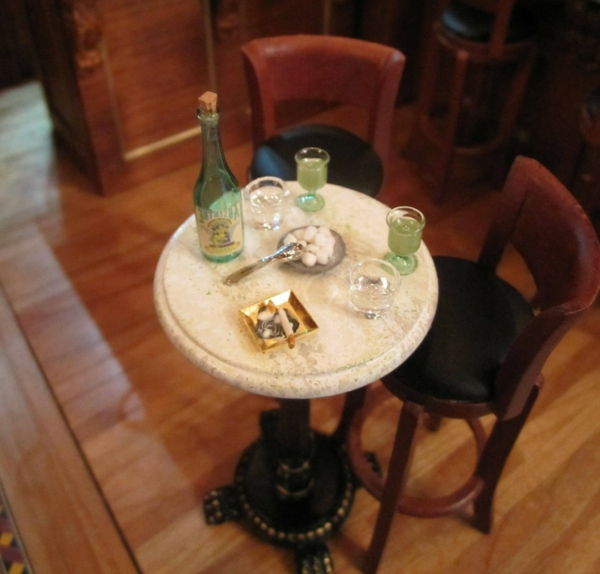 Bar tavola-con-sedie-round-dimensionalmente pavimento in legno