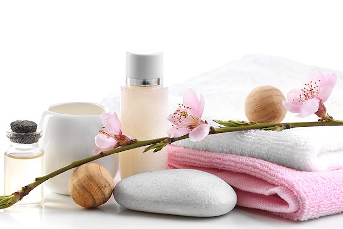 Kosmetyki organiczne, gałązka z kwiatami, żel pod prysznic z naturalnych produktów, dzisiejsza pielęgnacja
