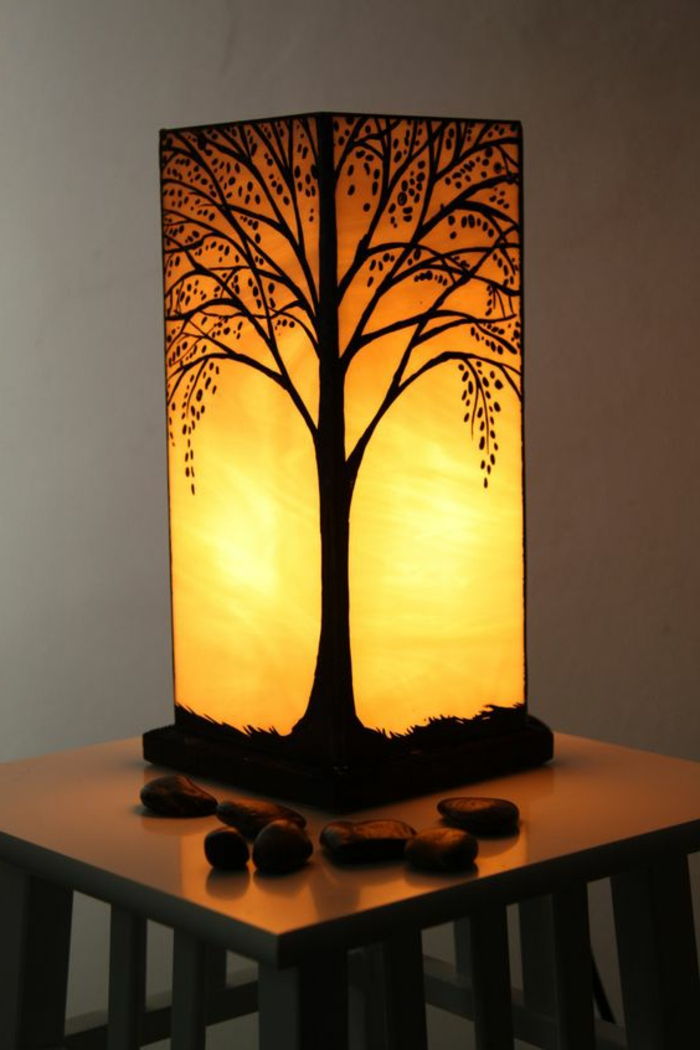 kvadratinės lemputės iš popieriaus, mažas stalas, medis, lempa