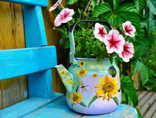 crafting-pot-from-a-bule-making-yourself, flores e escadas azuis
