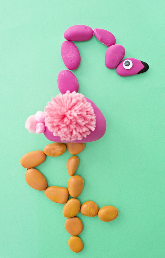 gör rosa flamingo av dekorativa stenar själv, kreativa DIY idéer för barn