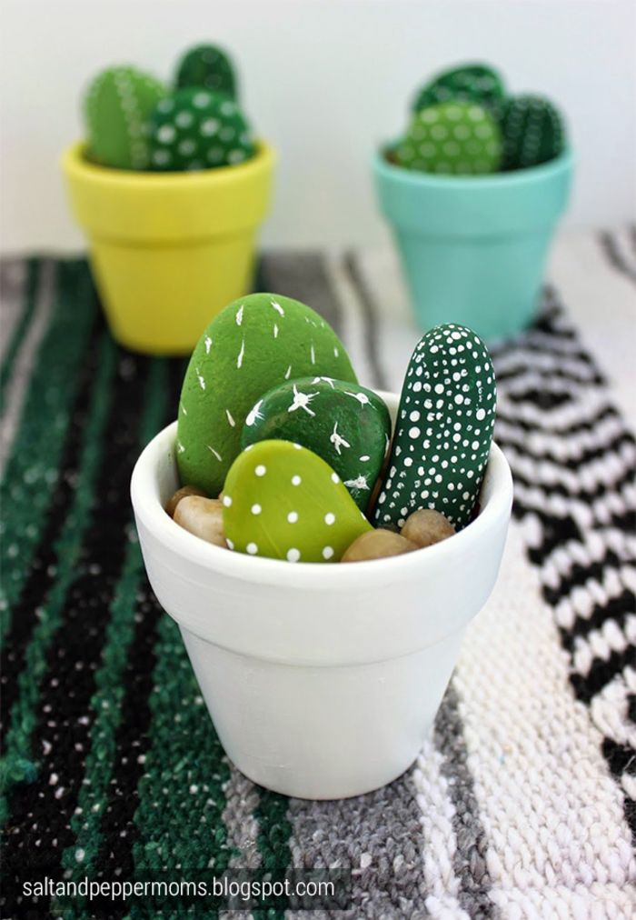 Gjør kaktus ut av dekorative steiner, maleri dekorasjon steiner, hyggelige og kreative aktiviteter for barn