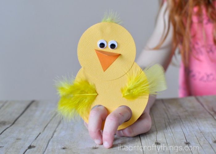 göra bra DIY idéer för barn, gul kyckling från papper och fjädrar