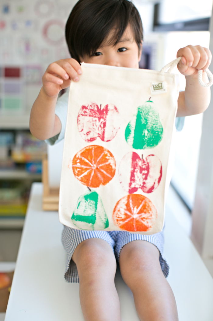DIY ideer for småbarn, lage frimærker av frukt selv og dekorere klut