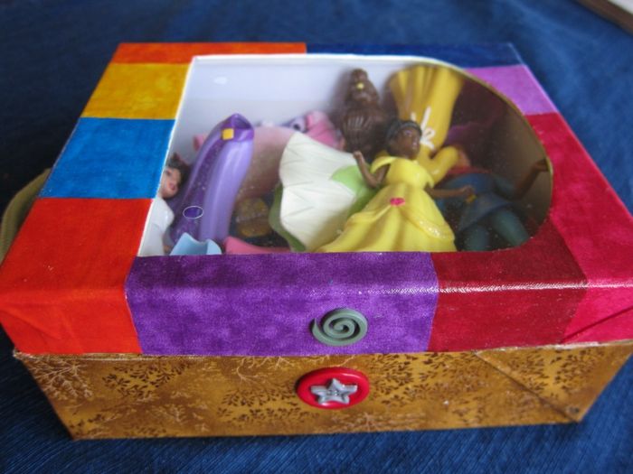 Disney Princesses imajo dom v tem čudovitem shoeboxu - v mnogih barvah