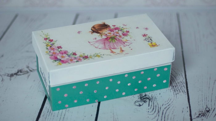 Shoebox - wróżka z kwiatami na suficie, ładne zdjęcie