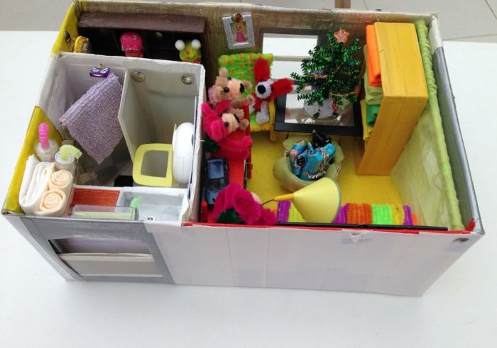 Padaryti namą mažoms lėlėms su koridoriu, gyvenamasis kambarys ir vonios kambarys, pagamintas iš bagažinės dėžutės