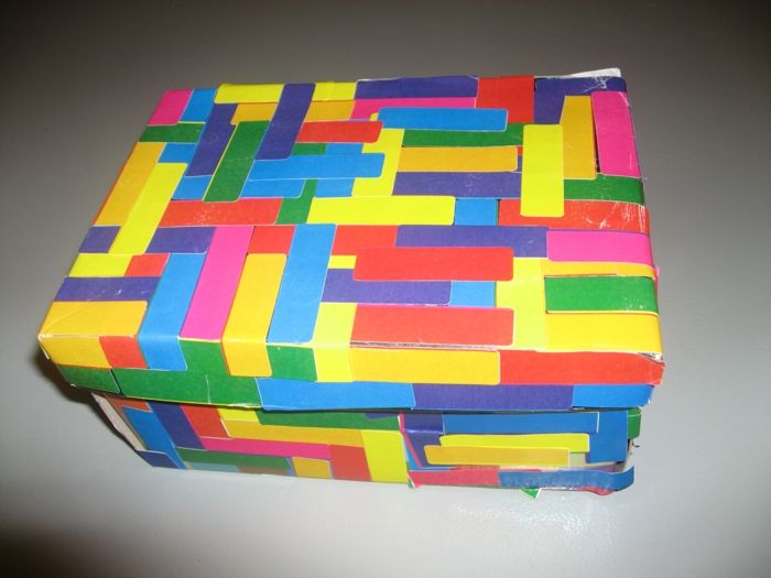 Gör ett färgstarkt DIY-projekt ur en shoebox - gör en komposition av många klistermärken i olika färger