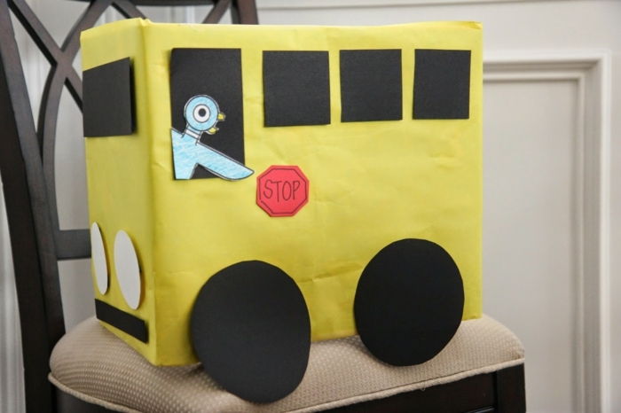 gele bus met een stopbord en chauffeur een vogel - knutselen met karton