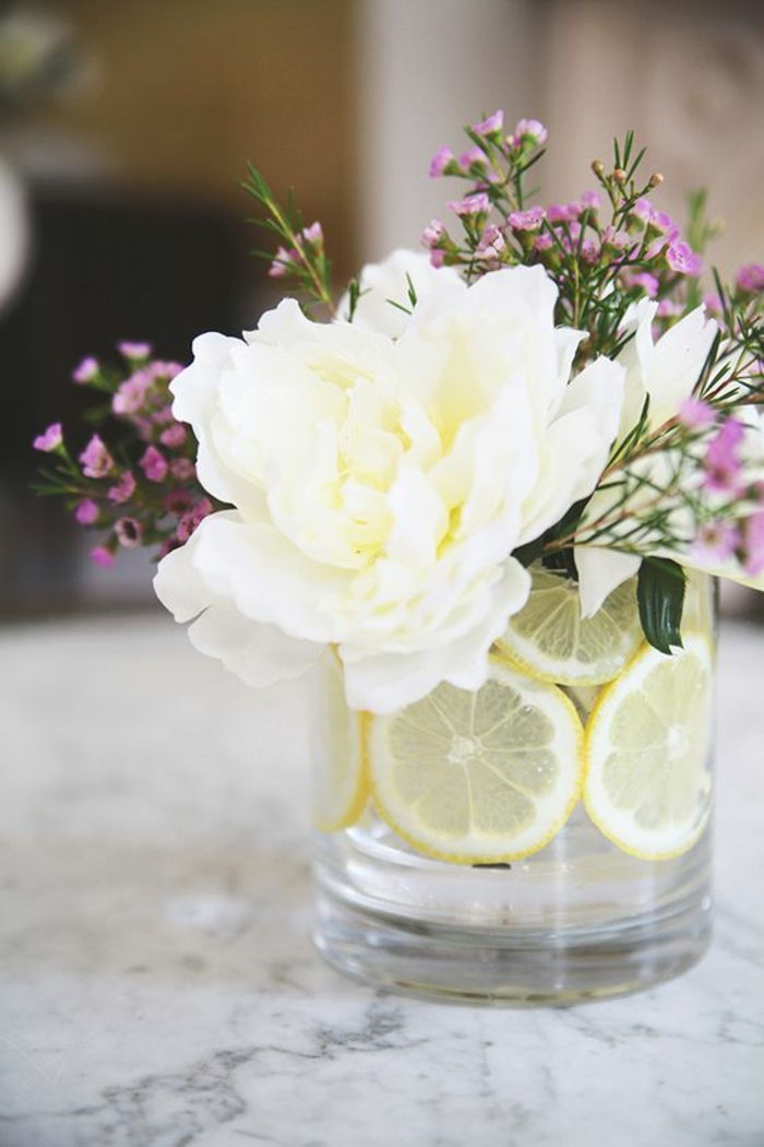 amatų idėjos pavasarį, didelė balta gėlė, stiklinė vaza, dekoruota zoone zest
