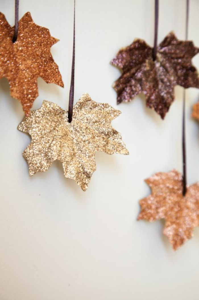 Gör väggdekoration själv, trädblad dekorerad med glitter, brun båge, höstdekoration