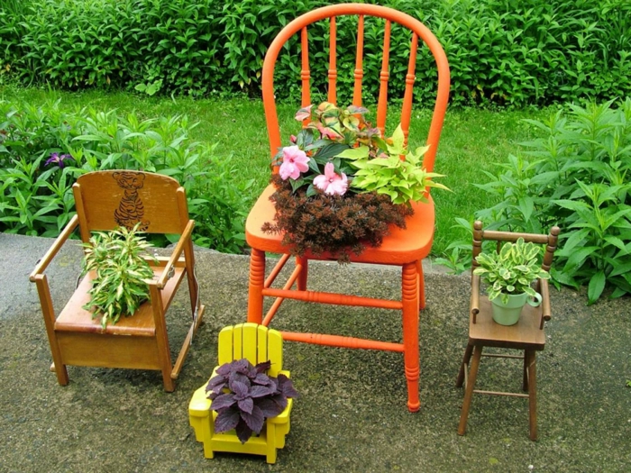 Çiçeklikler dekorasyonda kendini şekillendirme dekorasyon fikirleri sandalyeler sarı turuncu bahçe dönüşümü