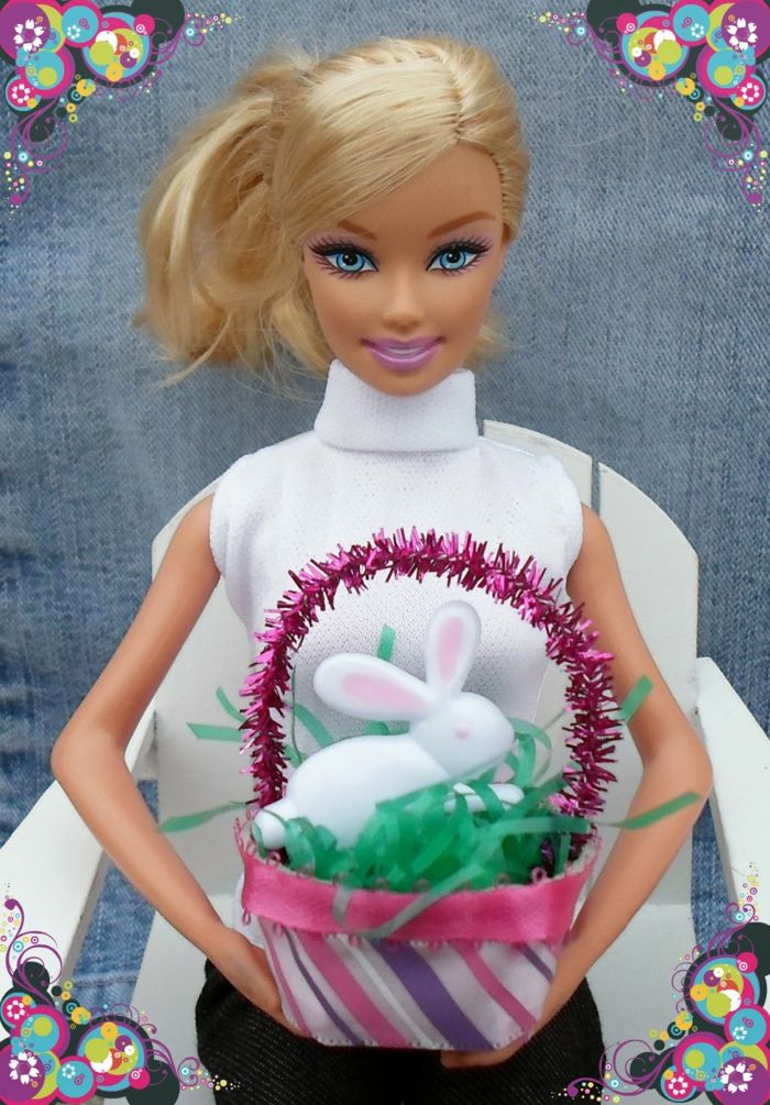 de Barby-pop met de mand van bovenaf - Pasen-ambachten met eierdoos