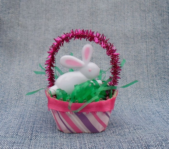 beli zajčji zajček v košari z zeleno travo - velikonočni zajček z jajčno škatlo