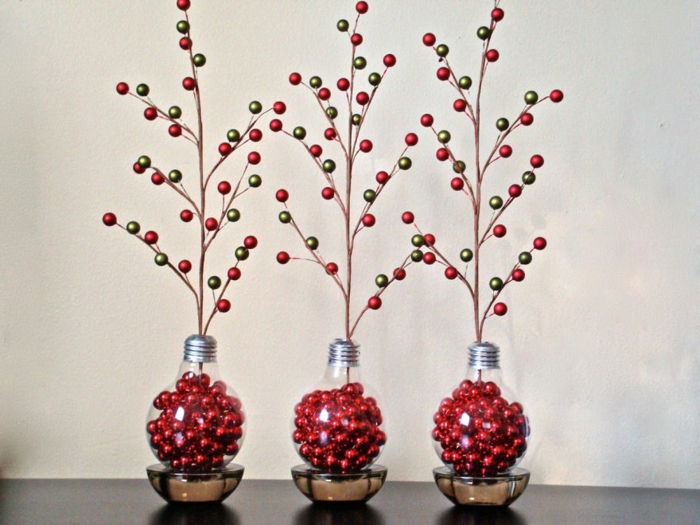 diy vianočné dekorácie s malými červenými vianočnými guľami a veľkými hruškami