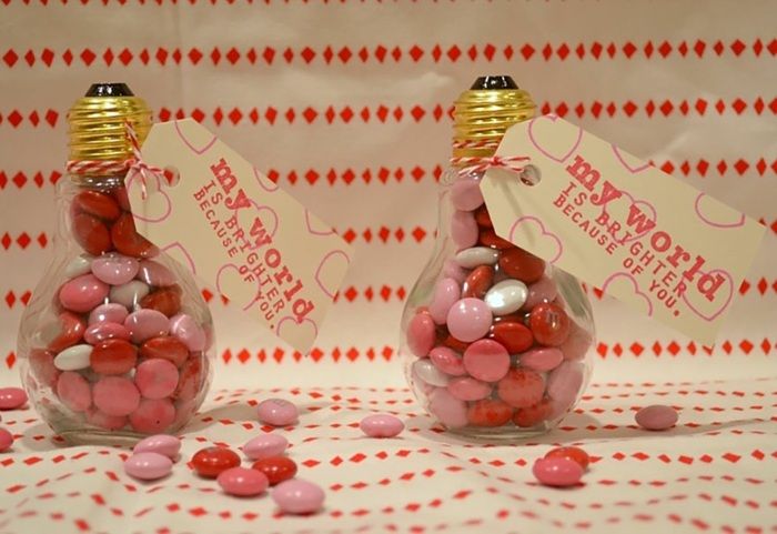 diy darček na valentinku deň zo starých okuliarov naplnených sladkostimi