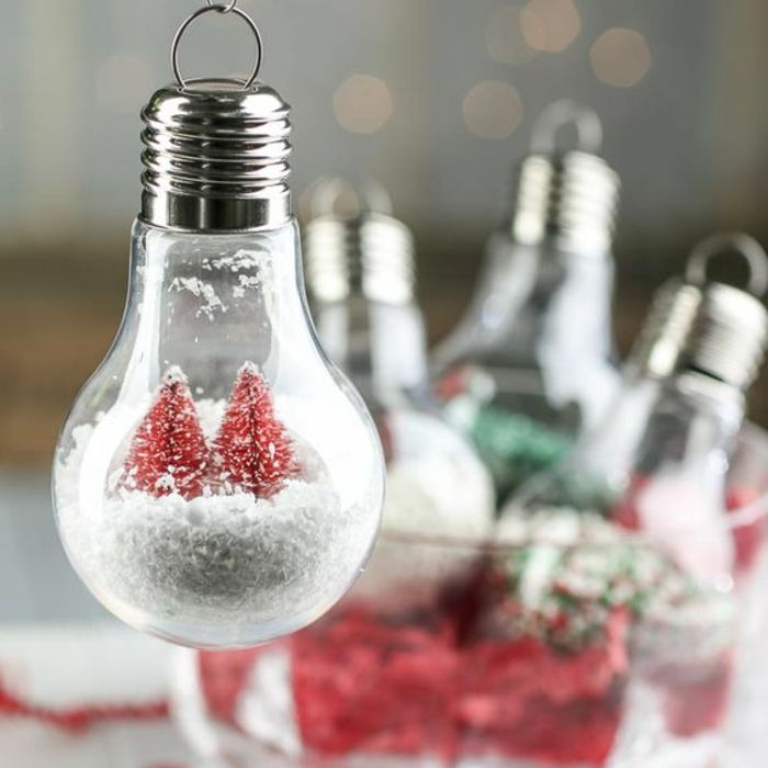 Staré žiarovky používať ako vianočný lopta, sneh malých jedlí