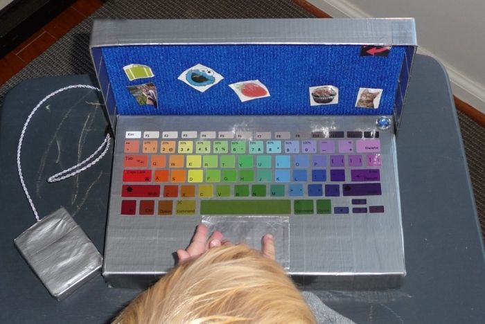 Kompiuteris su spalvingais mygtukais - amatų idėjos su krepšiu sidabru