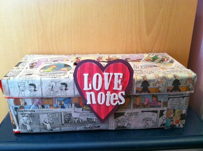 Liefdesbrieven verzamelen voor Valentijnsdag in een originele doos - knutselideeën met schoenendoos