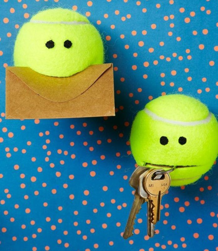 parede azul com pontos laranja, bolas de tênis, carta, chaves