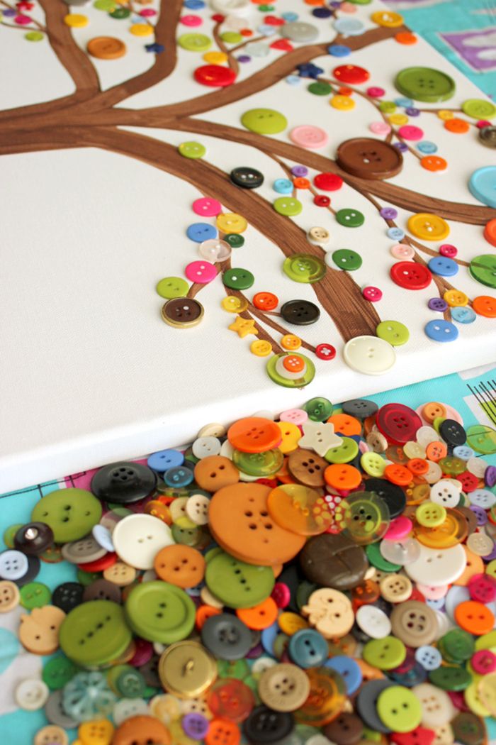 Rita träd, dekorera med färgglada knappar och låt torka, bra DIY idé för barn