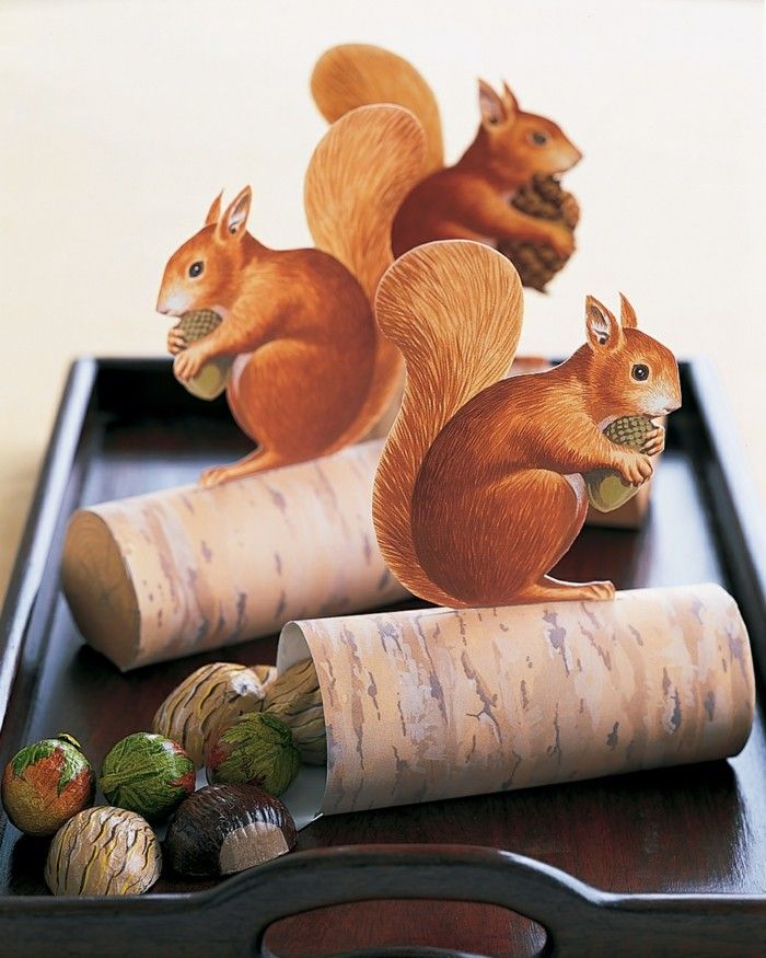 tinker-met-kinderen-eekhoorn-ketellapper-on-drijfhout