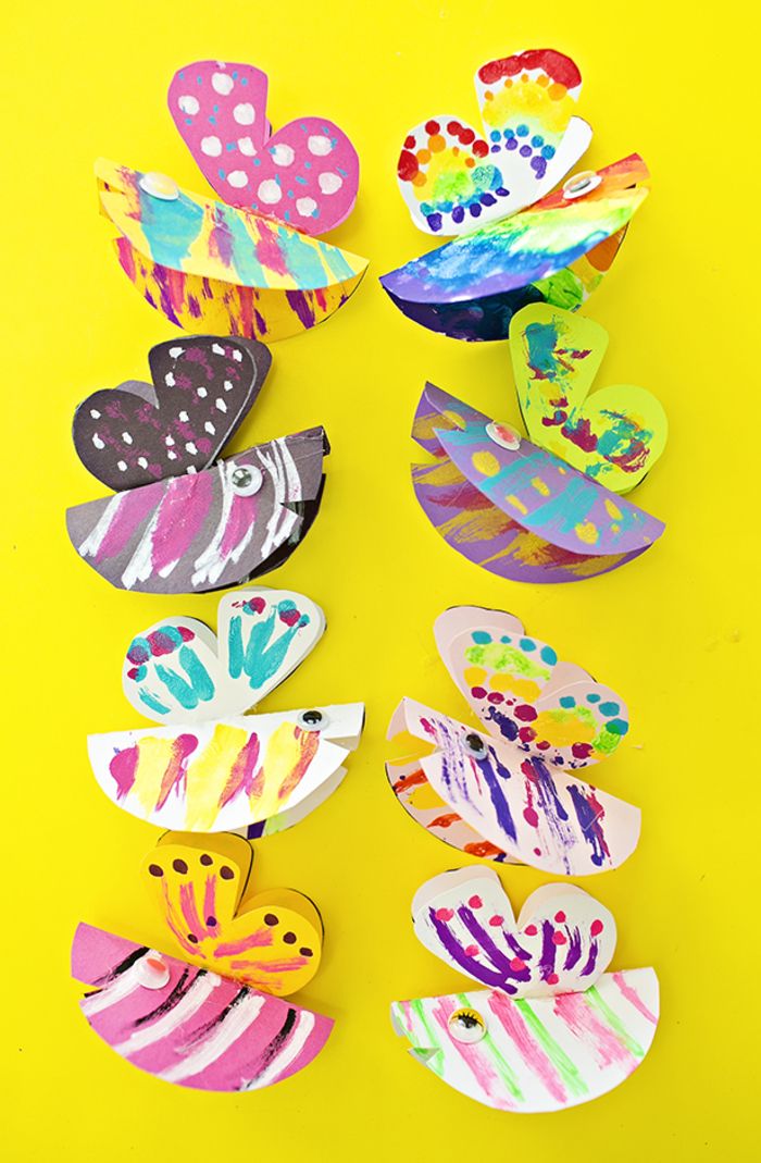 Skjær sommerfugler ut av papir og maler fargerikt, DIY ide for småbarn