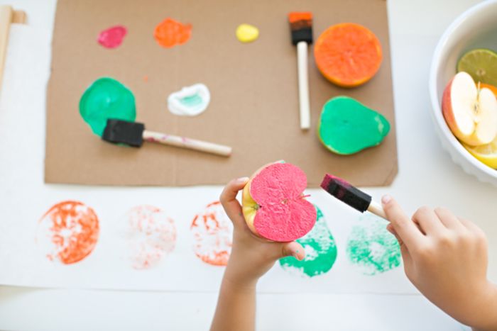 Kreativa DIY idéer för barn, stämpel av äpple och måla sig själv
