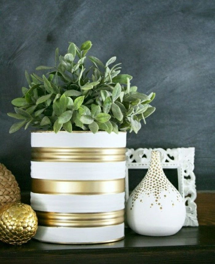 lattine-vaso di fiori-in-bianco e oro decorazioni floreali-vaso Cornice Tinker-con-tin