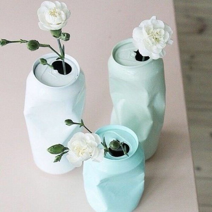 himmelblå vaser från burkar med vita blommor