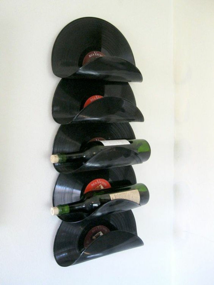 Coola hyllor av plåtar med vinflaskor
