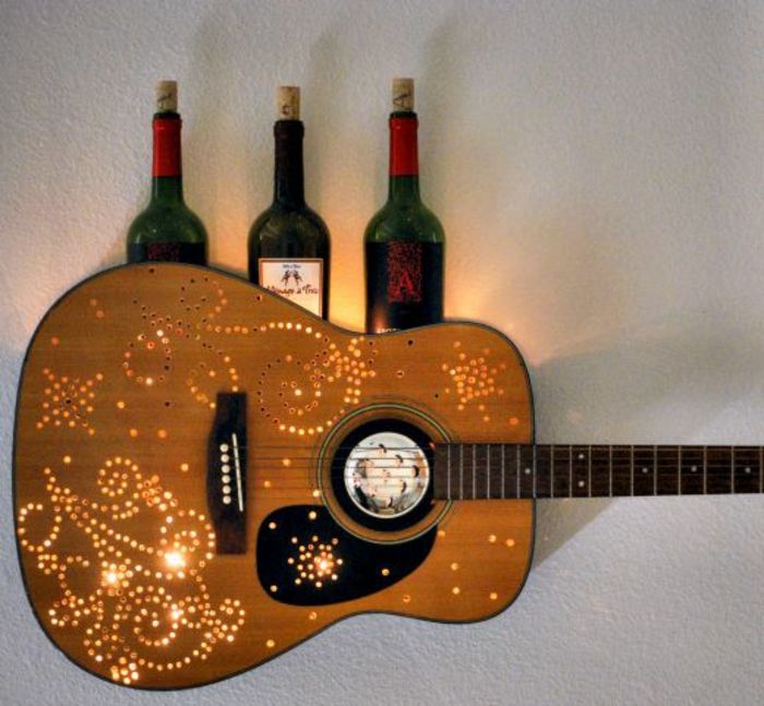 Lampa från gitarr med vinflaskor, kreativ väggdekoration