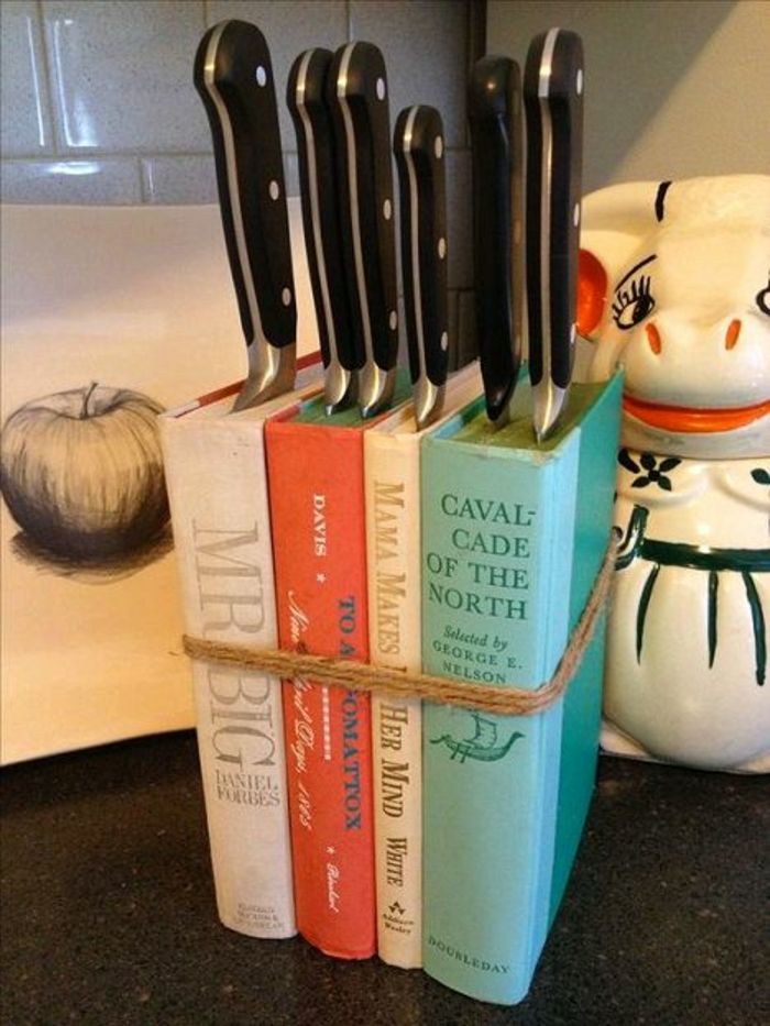 fajne diy stojak na nóż z książek w kuchni