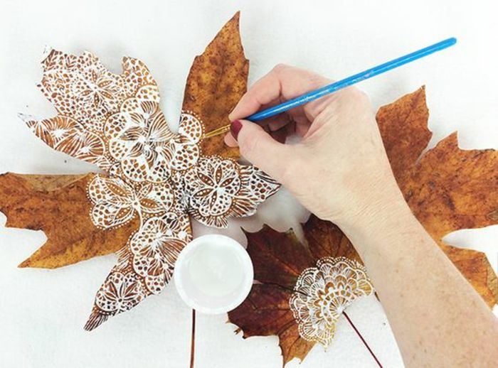 drotárska jeseň, veľké sušené stromové listy s bielou farbou, štetcom, kresbou