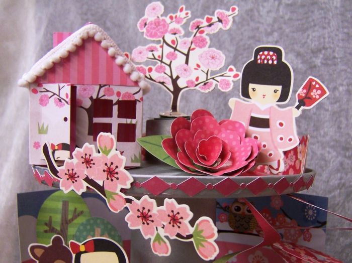 różowa kompozycja japońskich kwiatów wiśni, dziewczyna z kimonem i domkiem - rzemiosło z tektury