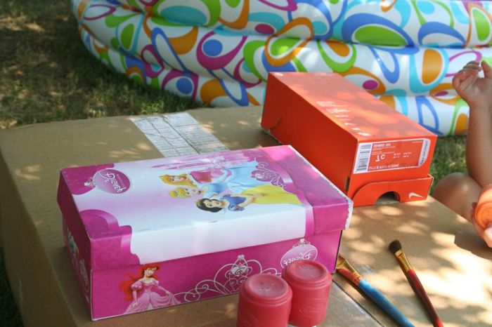 Knutselen met kinderen - een doos met Disney-prinsessen geplakt