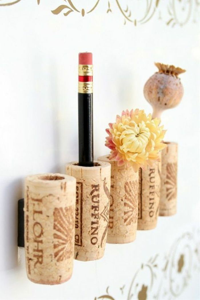 keptuvė su vyno kamščiu, sienų dekoras, pieštukų laikiklis, pieštukas, gėlė