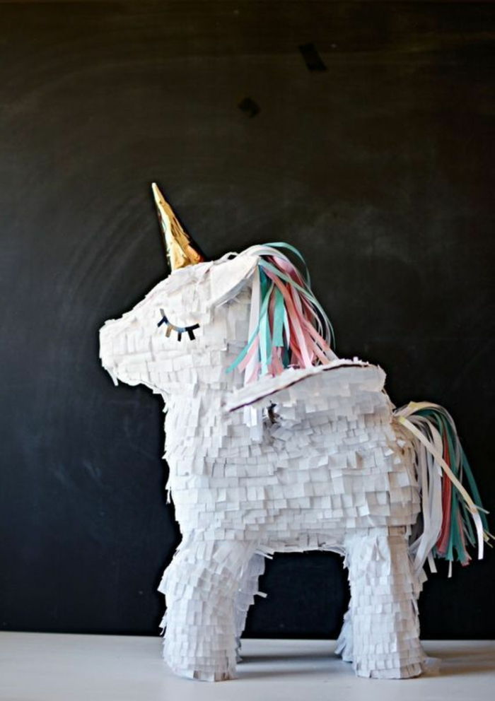Pinata tinker - carton unicorn, servetele albe, hartie colorata