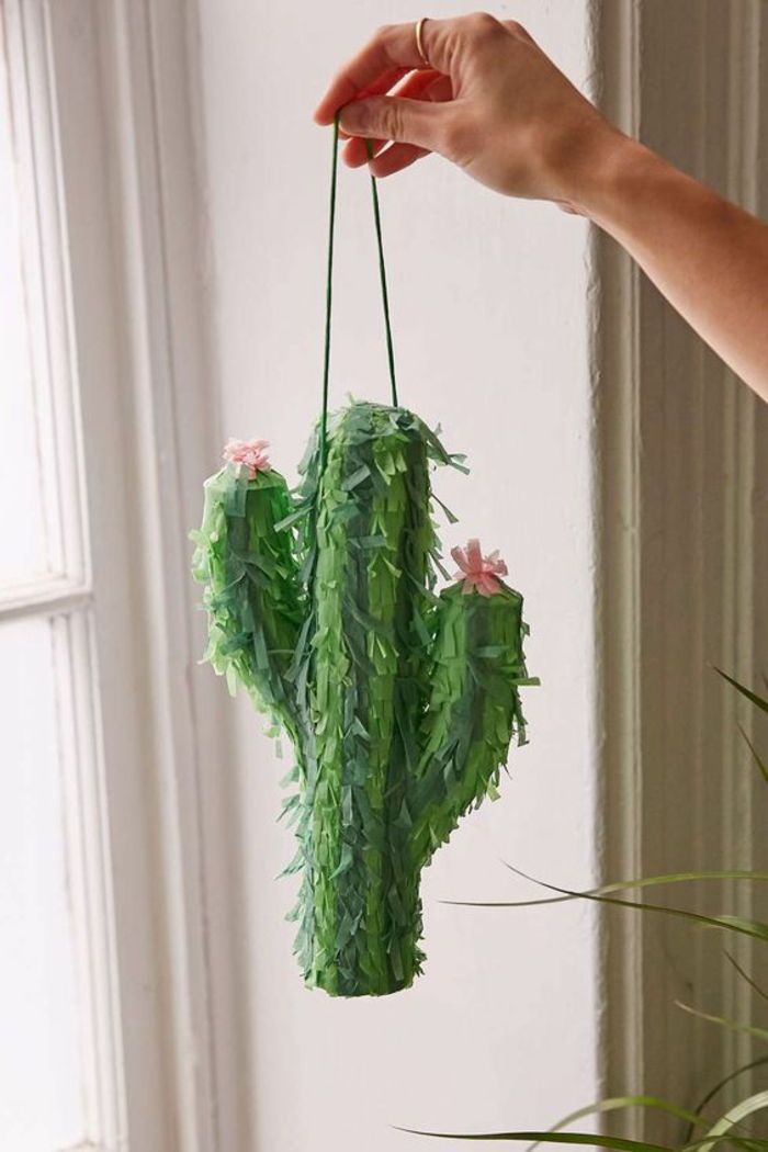pinata drotár - kartónový kaktus zdobený zelenými utierkami