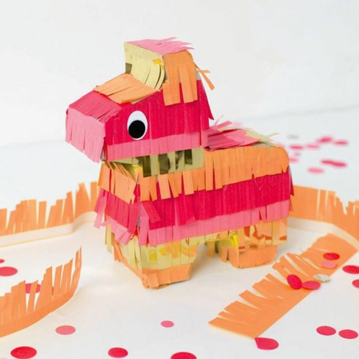 liten hest laget av papp dekorert med fargerikt papir