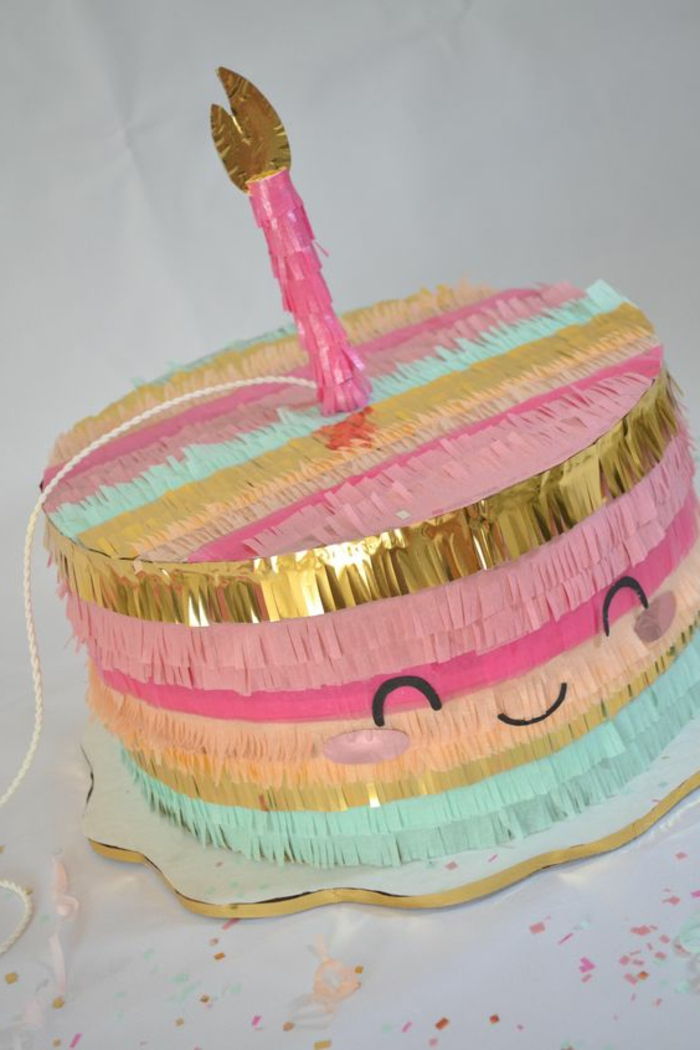ciasto pinata, kolorowe serwetki, świeca, urodziny, wątek
