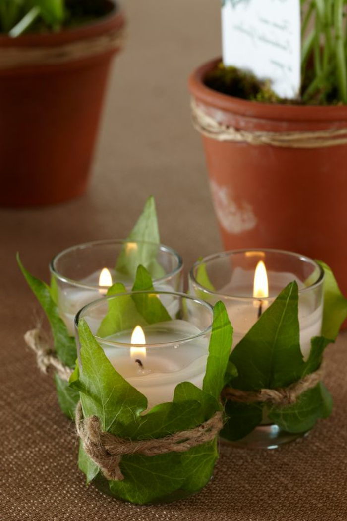 sklenený držiak sviečok zdobený zelenými listami, diy dekorácie, dekorácie stolov