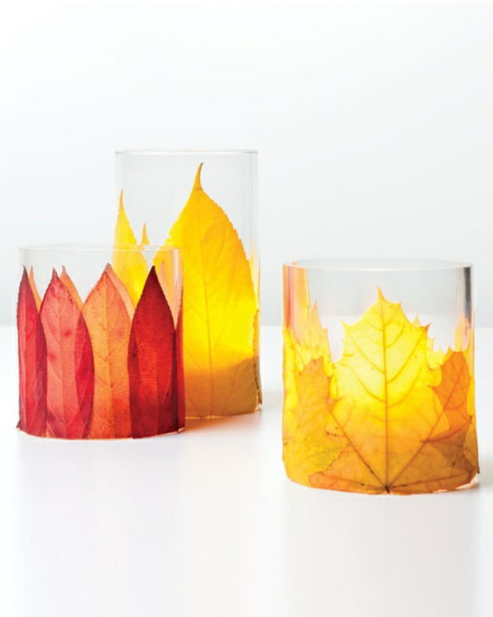 Suport de lumânare din sticlă decorat cu frunze de toamnă în diferite culori