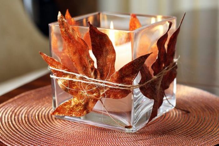 štvorcový sklenený držiak sviečok, bielizeň, sušené jesenné listy